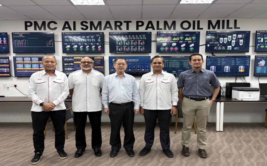 Wakil yang menghadiri pelancaran PMC AI Smart Palm Oil Mill di bilik kawalan.